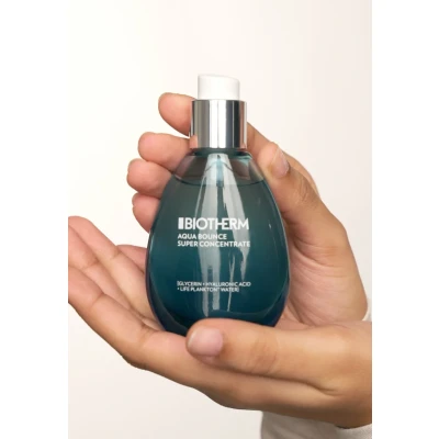 Беспарабеновый дневной уход для лица в виде освежающего геля на основе гиалуроновой кислоты. Обеспечивает интенсивное увлажнение и разглаживание текстуры кожи в течение 24 часов.